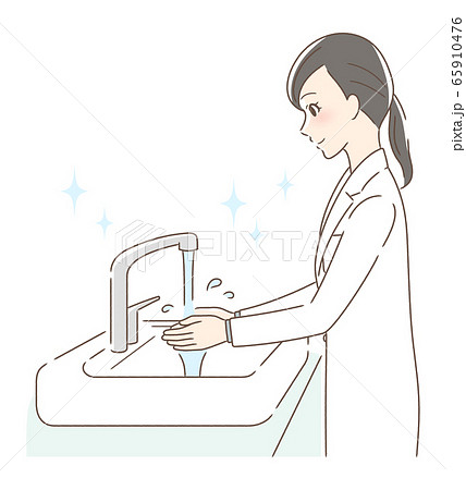 水道水で手を洗う女性 65910476