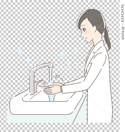 水道水で手を洗う女性 65910476