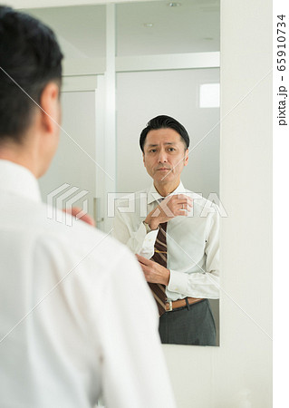 ビジネスマン ミドル男性 ライフスタイルイメージ 65910734