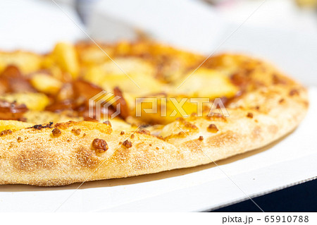 美味しそうなピザ 65910788