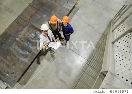 Explaining sketch to manual workers 65911671