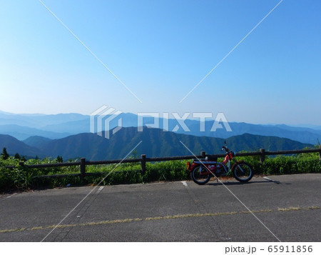 生石山駐車場にて 遠くの山が綺麗だの写真素材