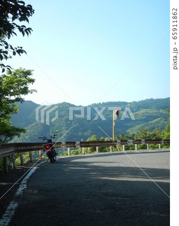 山あいの眺めの良い場所で一息 山あいの眺めの良い場所で一息 65911862