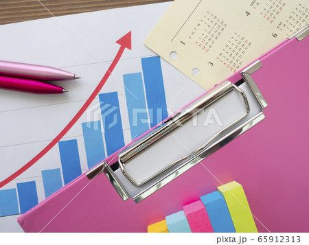 ビジネスイメージ・グラフ・カレンダー・バインダー・女性 65912313
