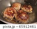 ハンバーグを焼く 65912461
