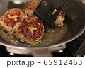 焼いてる途中のハンバーグ 65912463