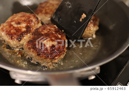 焼いてる途中のハンバーグ 65912463