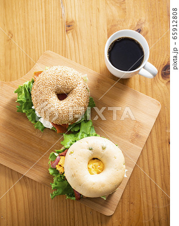 ベーグルサンド　ベーコンエッグ　サーモンクリームチーズ 65912808