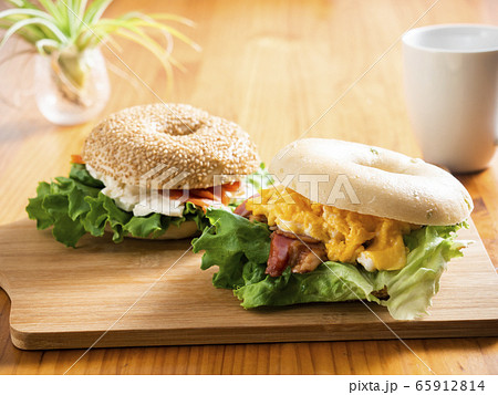 ベーグルサンド ベーコンエッグ サーモンクリームチーズ ベーグルサンド ベーコンエッグ サーモンクリームチーズ 65912814