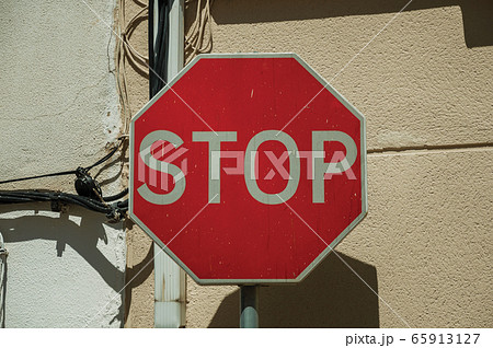 NO ENTRY road sign in front of rough plaster wall 65913127