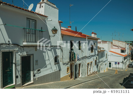 Old terraced houses with cracked plaster in Campo Maior 65913131