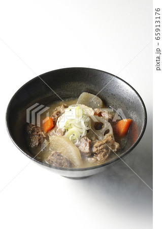牛すじ煮込み 65913176