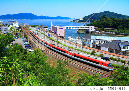 鳥羽市の町並みと近鉄電車 鳥羽市の町並みと近鉄電車 65914911