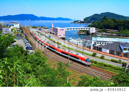 鳥羽市の町並みと近鉄電車 65914912