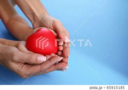 Womans hand with manicure 65915185