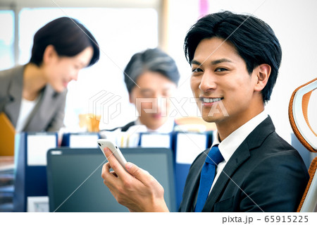 ビジネスマン オフィス スマホ スマートフォン 男性 ビジネスマン オフィス スマホ スマートフォン 男性 65915225