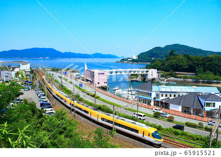 鳥羽市の町並みと近鉄電車 65915521