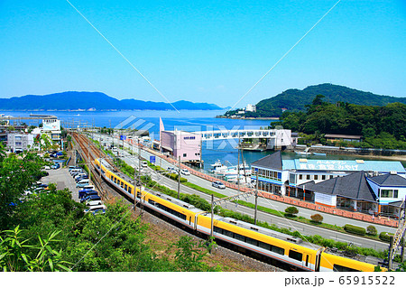 鳥羽市の町並みと近鉄電車 65915522
