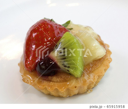 Mini fruit cake with fresh berries. 65915958