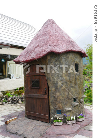 自然風景建物写真 ノームの家 おとぎ話の妖精の家 ノームの家の赤い屋根 自然風景建物写真 ノームの家 おとぎ話の妖精の家 ノームの家の赤い屋根 65916375