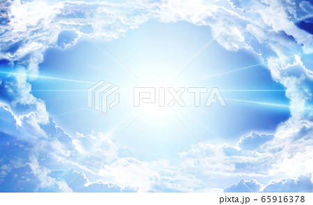 光輝く爽やかな青空と雲を飛行する景色 65916378