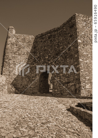 Arched gateway in the stone internal wall at the Marvao Castle 65916490