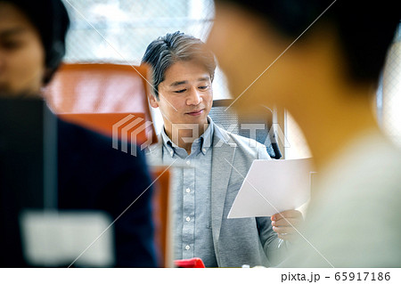 オフィス　ビジネスマン　カジュアル　社長　経営者 65917186