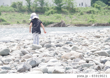 川原で女の子が一人で歩いている 65919021