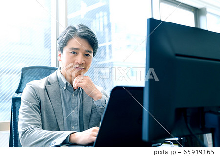 オフィス　カジュアル　男性　ビジネスマン　経営者 65919165