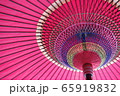 赤い和傘の骨組み 65919832