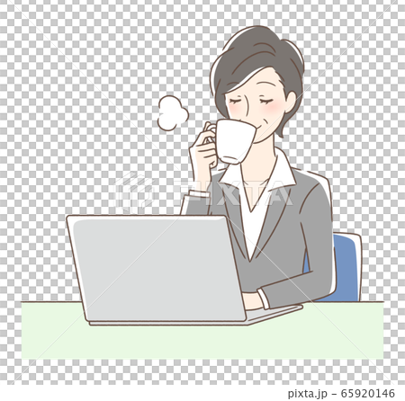 パソコンの前でコーヒーを飲む女性 65920146