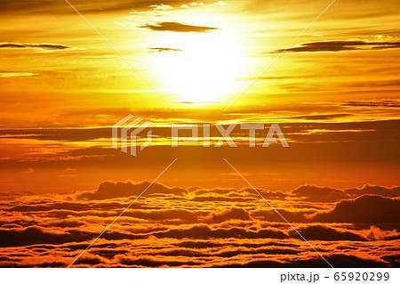 トッタベツ岳からの夕陽と雲海 65920299