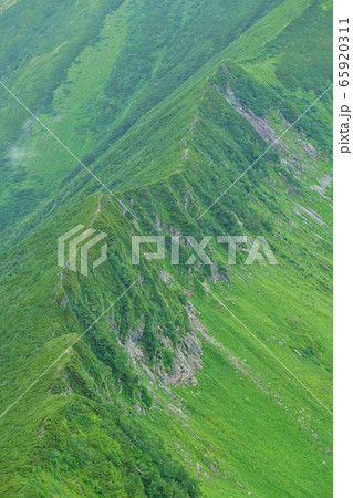 幌尻岳の七ツ沼カールの稜線 幌尻岳の七ツ沼カールの稜線 65920311