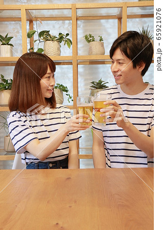 ペアルックのカップル 65921076