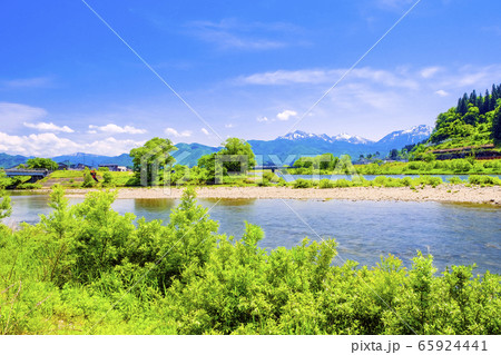 新緑の水辺と越後三山 新緑の水辺と越後三山 65924441