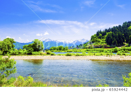 新緑の川と越後三山 65924442