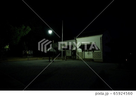 夜のなまこ壁 65924560