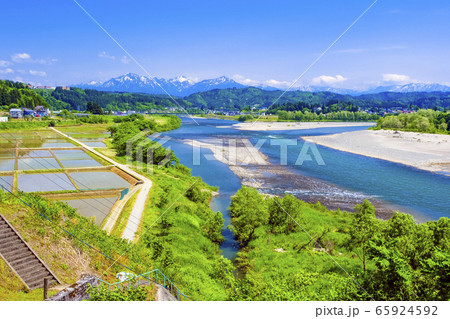 越後三山と川の合流点 65924592