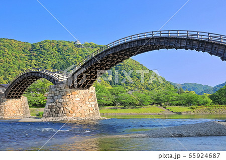 【山口県】深緑の岩国城と錦帯橋 【山口県】深緑の岩国城と錦帯橋 65924687
