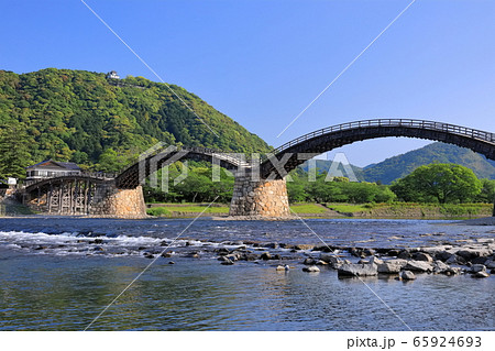 【山口県】深緑の岩国城と錦帯橋 65924693