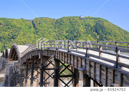 【山口県】深緑の岩国城と錦帯橋 【山口県】深緑の岩国城と錦帯橋 65924702