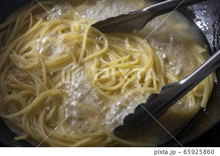 茹で上がったパスタ 茹で上がったパスタ 65925860