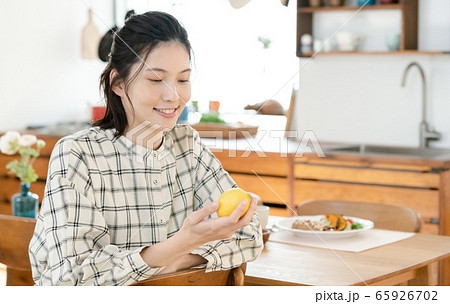 女性 食事 ダイニングキッチン 女性 食事 ダイニングキッチン 65926702