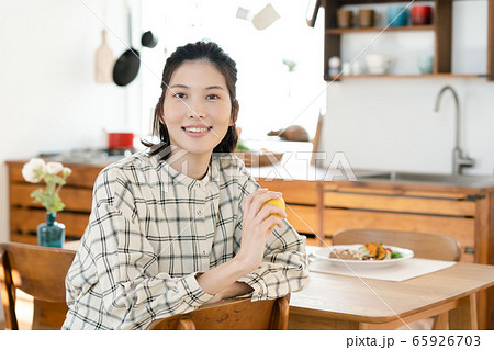 女性 食事 ダイニングキッチン 女性 食事 ダイニングキッチン 65926703