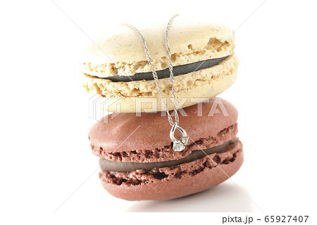 マカロンとネックレス 65927407