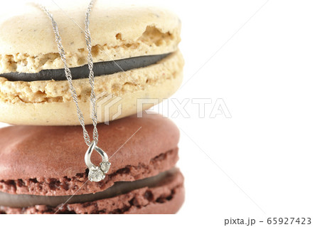 マカロンとネックレス 65927423
