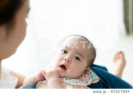 赤ちゃん　乳児　親子　 65927694