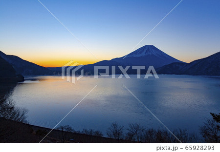 本栖湖の夜明け、山梨県本栖湖にて 65928293