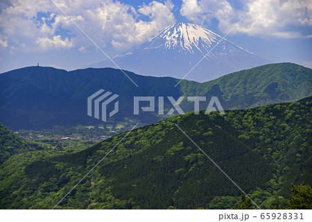 明星ヶ岳から富士山【箱根】残雪の山 65928331