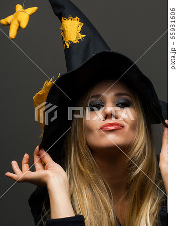 portrait of a girl witch on halloween 65931606
